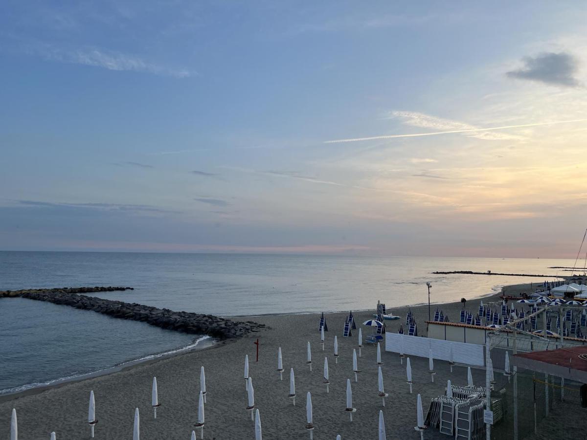 Lotus - Appartamento Sul Mare A Ostia Con Giardino Relax Eksteriør bilde
